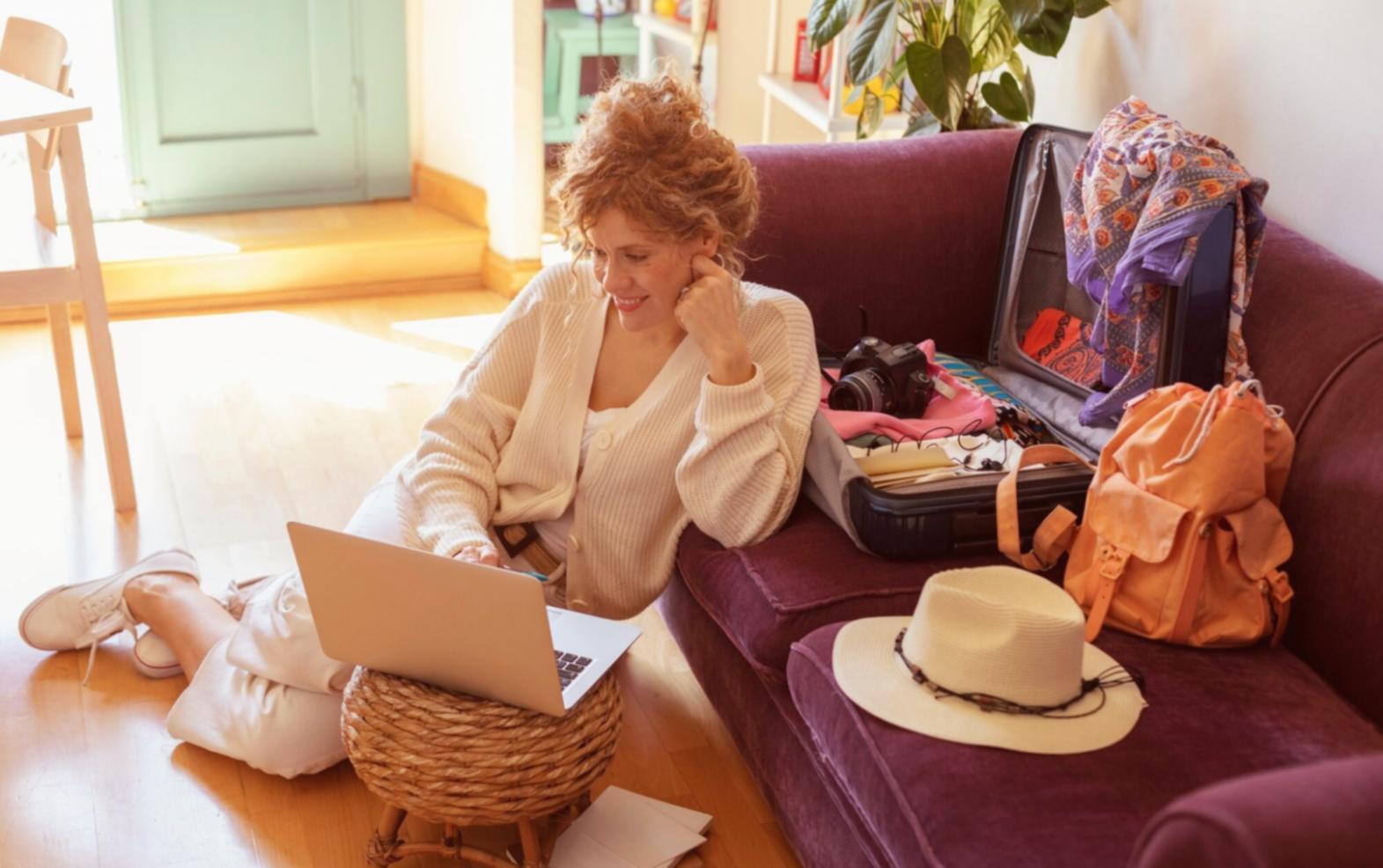 Taller de estructura narrativa con estudiantes analizando la construcción de historias