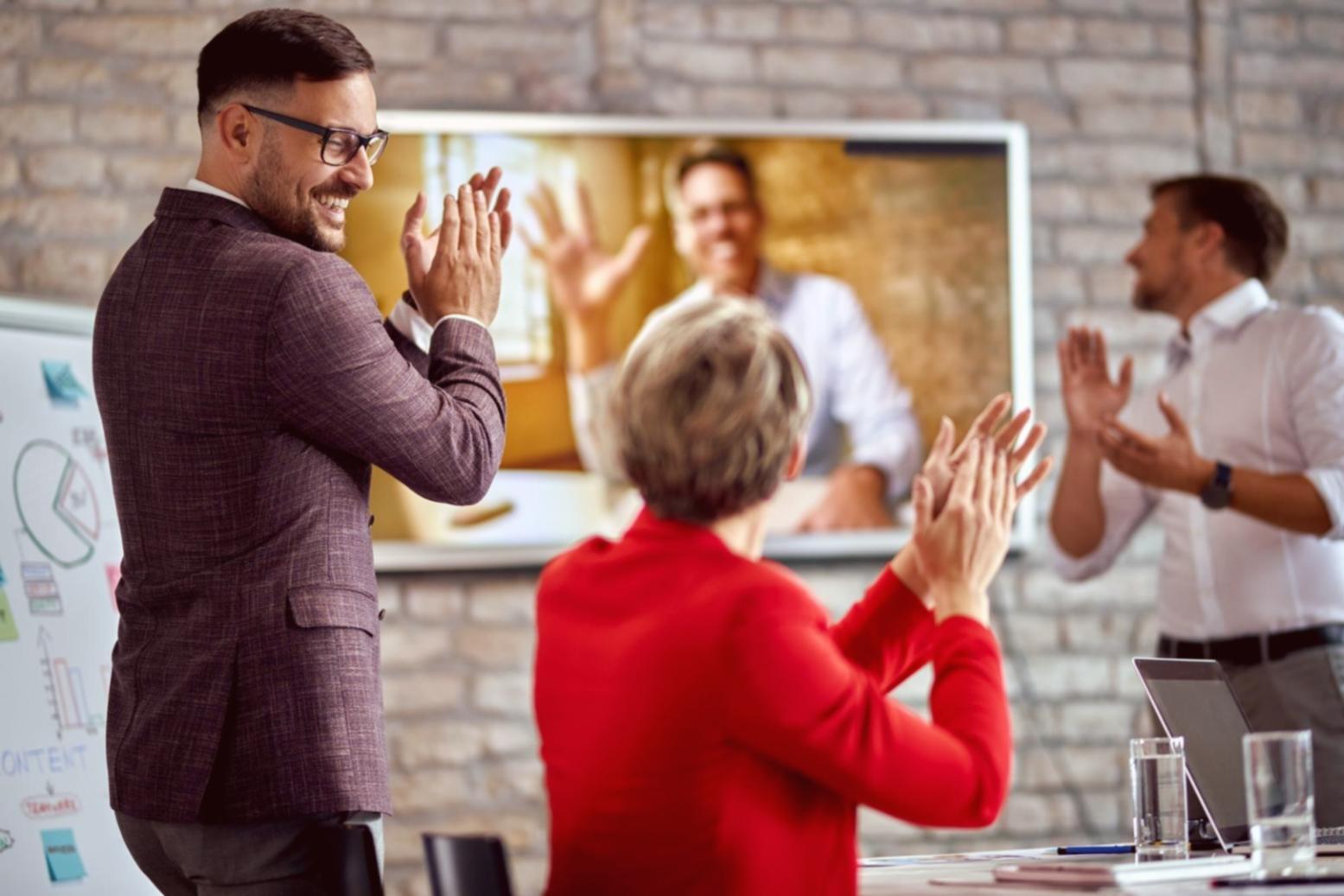 Sesión de trabajo sobre desarrollo narrativo con materiales creativos