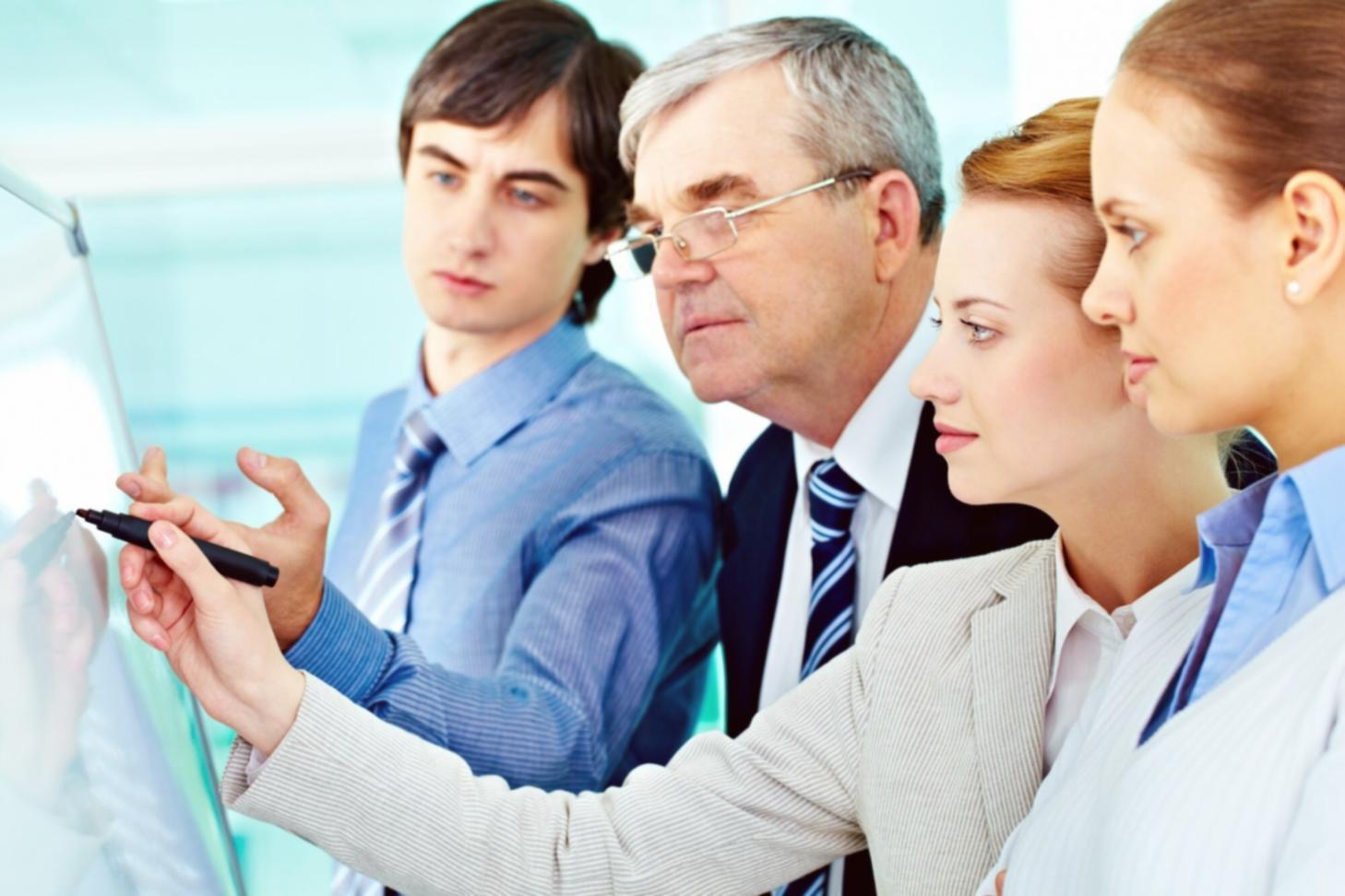 Práctica intensiva de diálogos naturales y gestión de subtexto narrativo